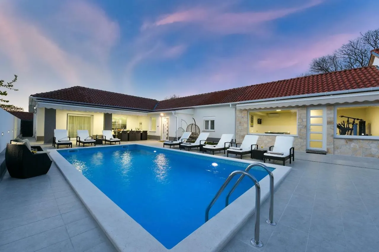 Villa Mare - With Heated Pool Zadar