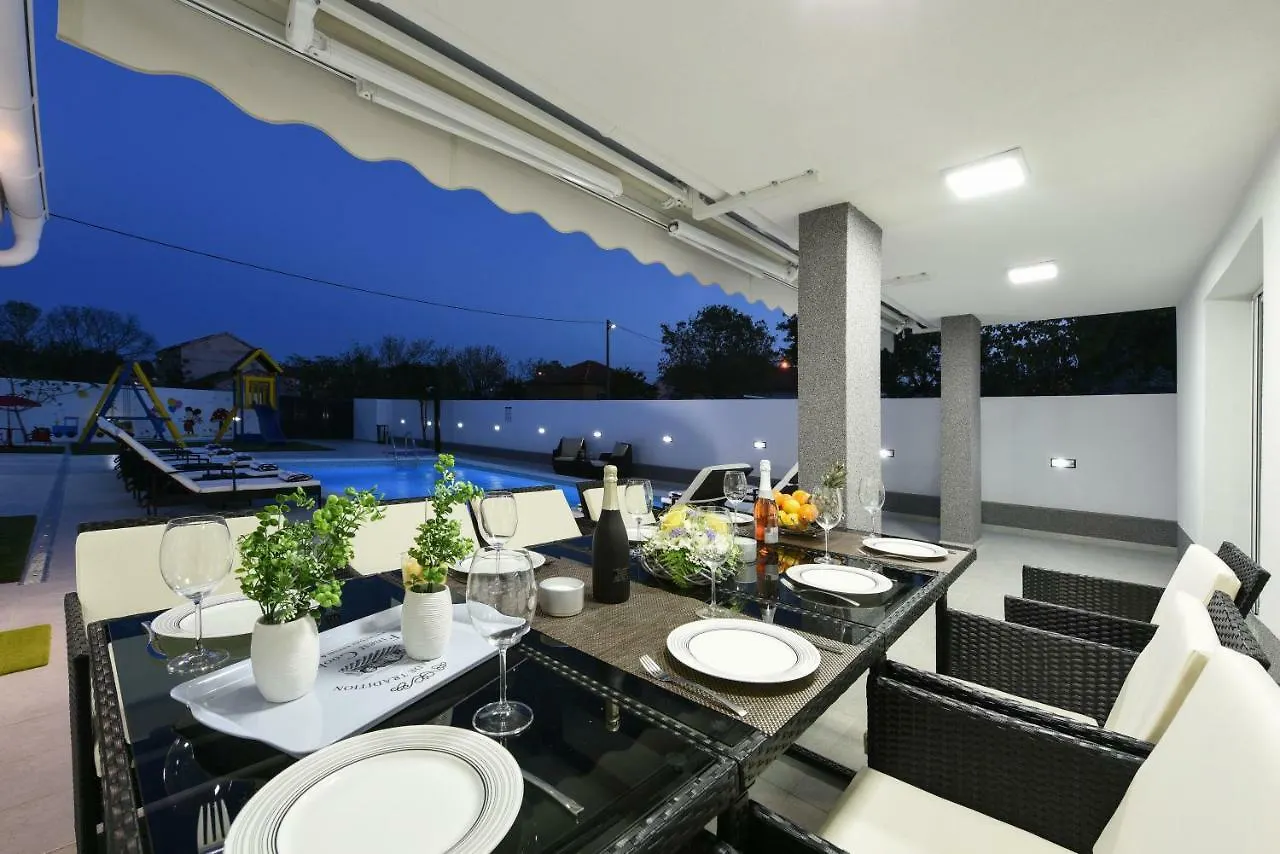 Villa Mare - With Heated Pool Zadar