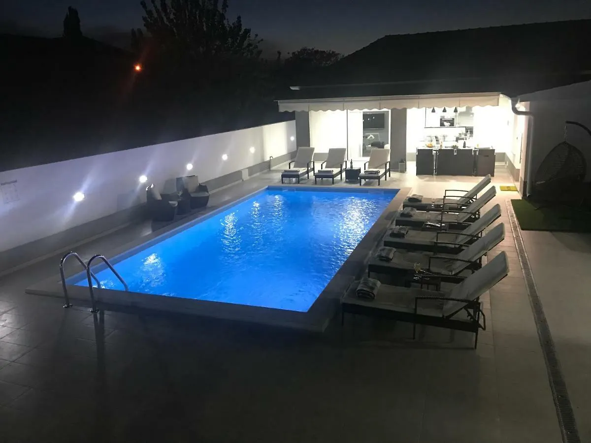 Villa Mare - With Heated Pool Zadar 0*,