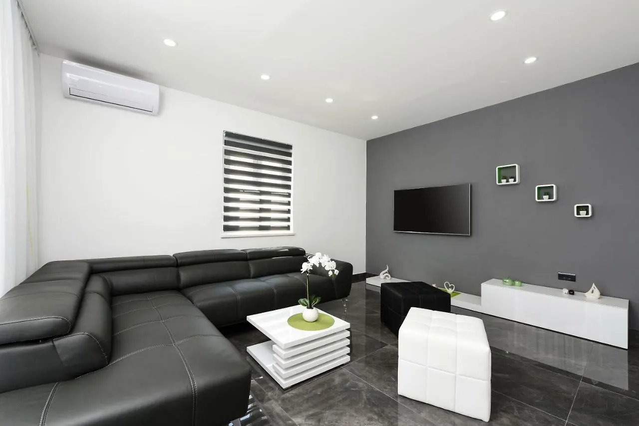 Villa Mare - With Heated Pool Zara