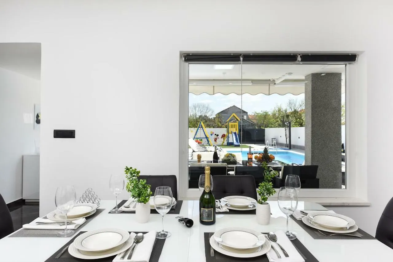 Villa Mare - With Heated Pool Zadar