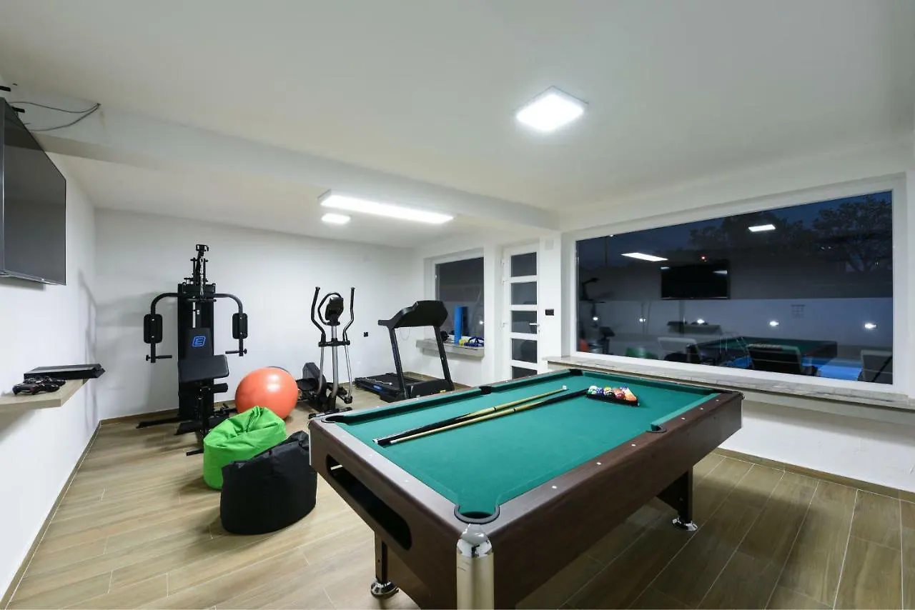 Villa Mare - With Heated Pool Zadar
